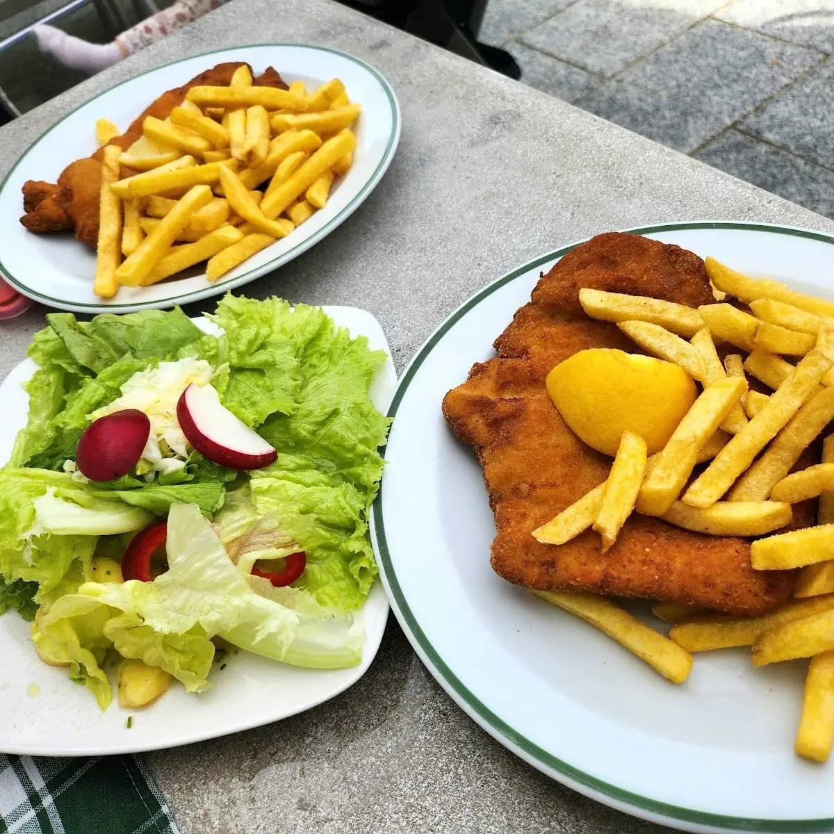 Schweineschnitzel Pommes Und Salat