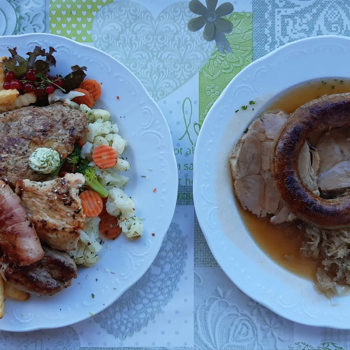 Grillteller Und Erdäpfelwurst Mit Kraut Und Fleisch