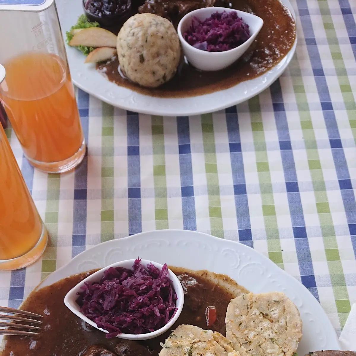 Wild Ragout Mit Preiselbeeren Rotkraut Und Knödel
