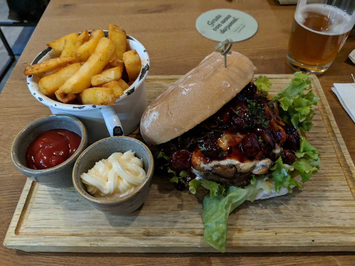 Cherry Beef Burger 1809