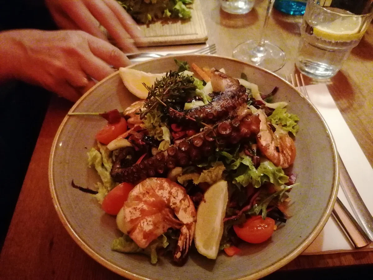 Salat Mit Gegrilltem Oktopus Und Garnelen