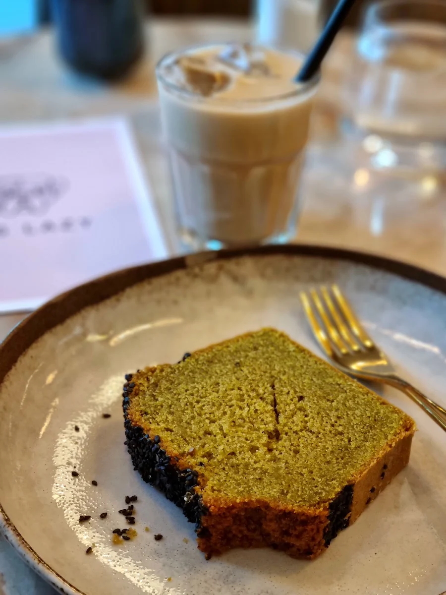 Veganer Matcha-kuchen Mit Schwarzem Sesam & Chai Latte