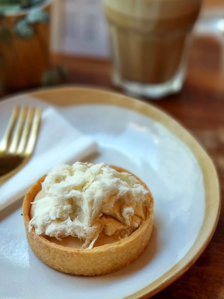Veganes Sesam-dattel-tartelette