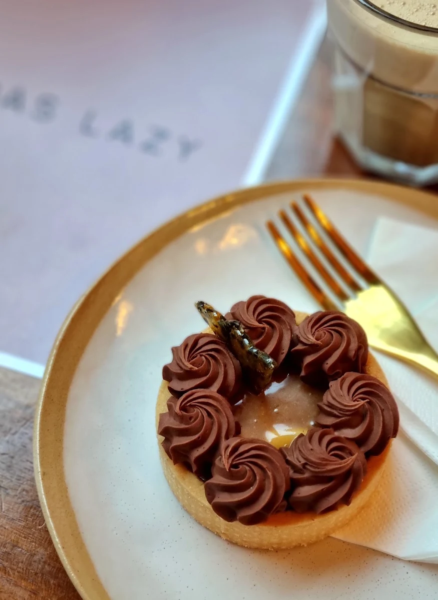 Veganes Tartelette Mit Gesalzenem Karamell Erdnuss Und Dunkler Schokolade