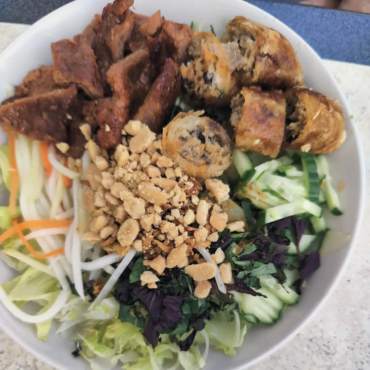 Bún Thịt Nướng Và Chả Giò