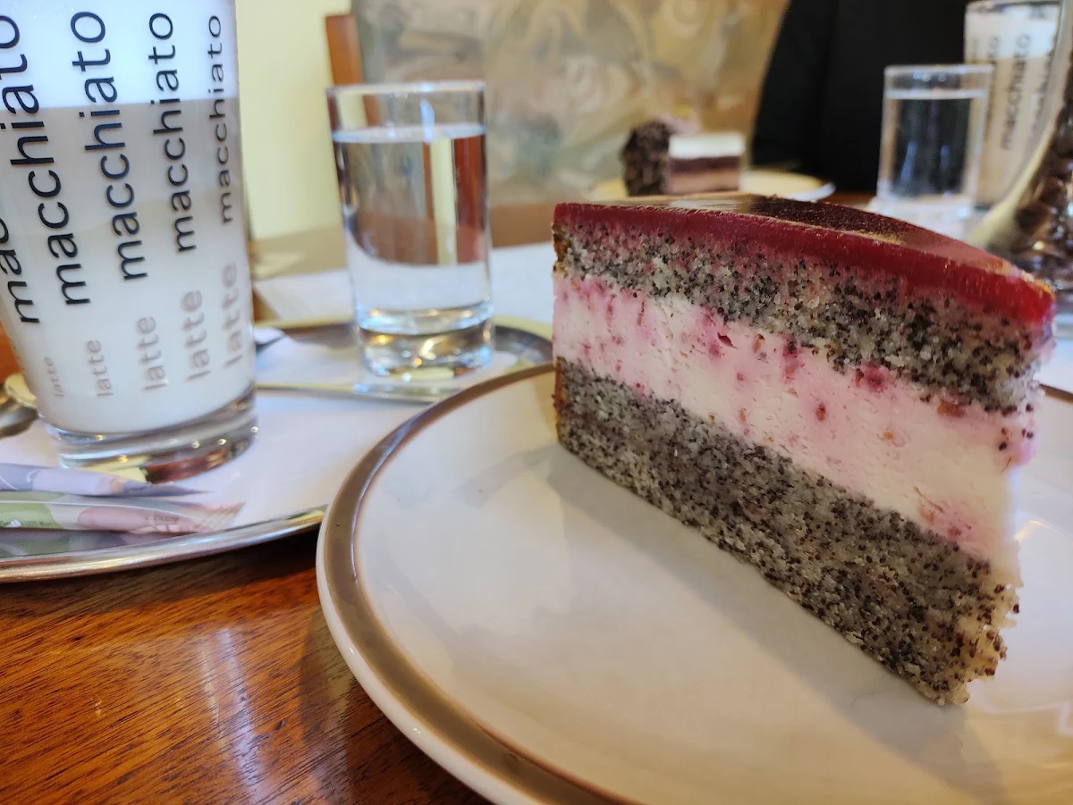 Himbeer-mohn-torte