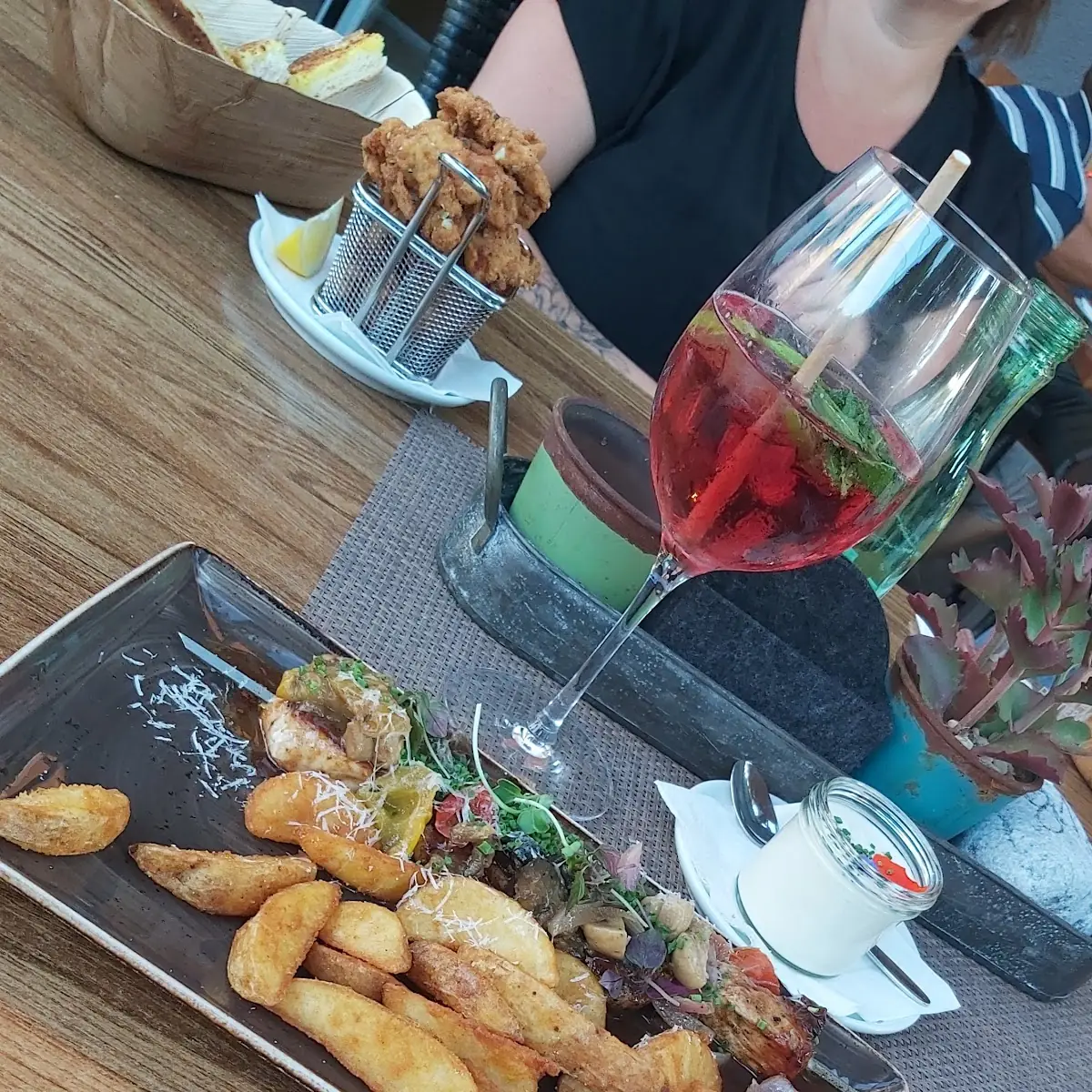 Spies Mit Kartoffelwedges Und Knoblauch-dip