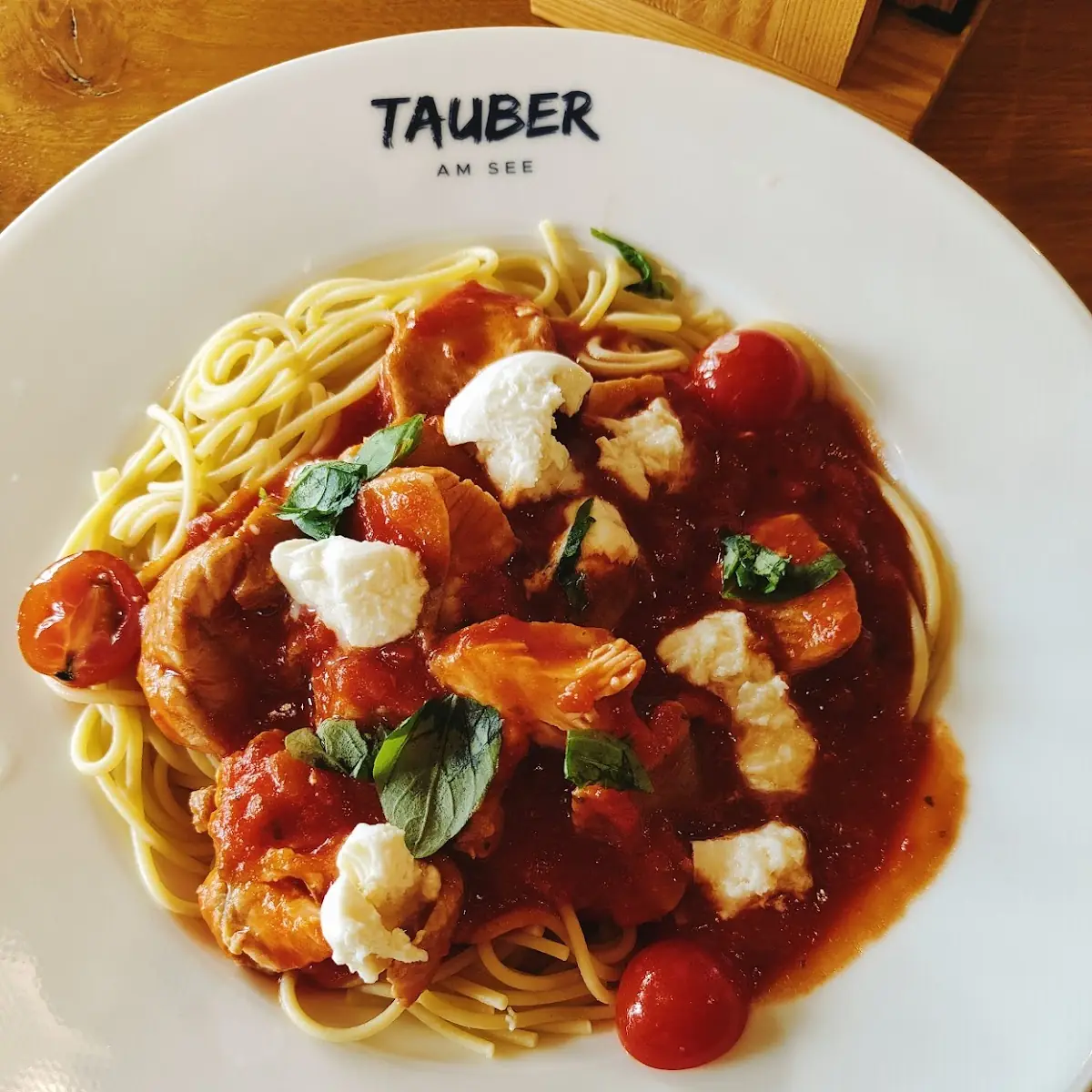 Spaghetti Mit Zweierlei Fisch Wels Und Zander Tomatensauce Und Büffelmozarellau