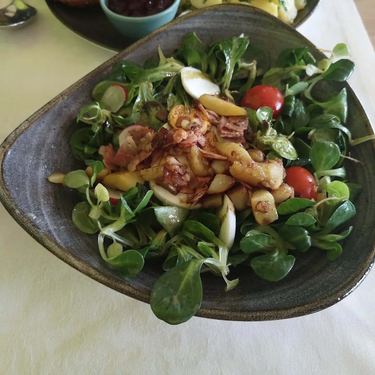 Frischer Vogerlsalat Mit Warmen Kartoffeln Gerösteten Speck Mit Ei Und Kernöl