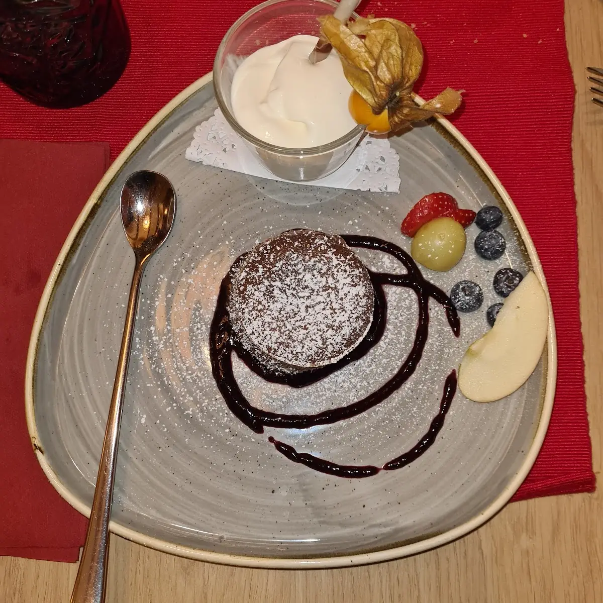 Warmer Gefüllter Schokokuchen Mit Sauerrahmeis