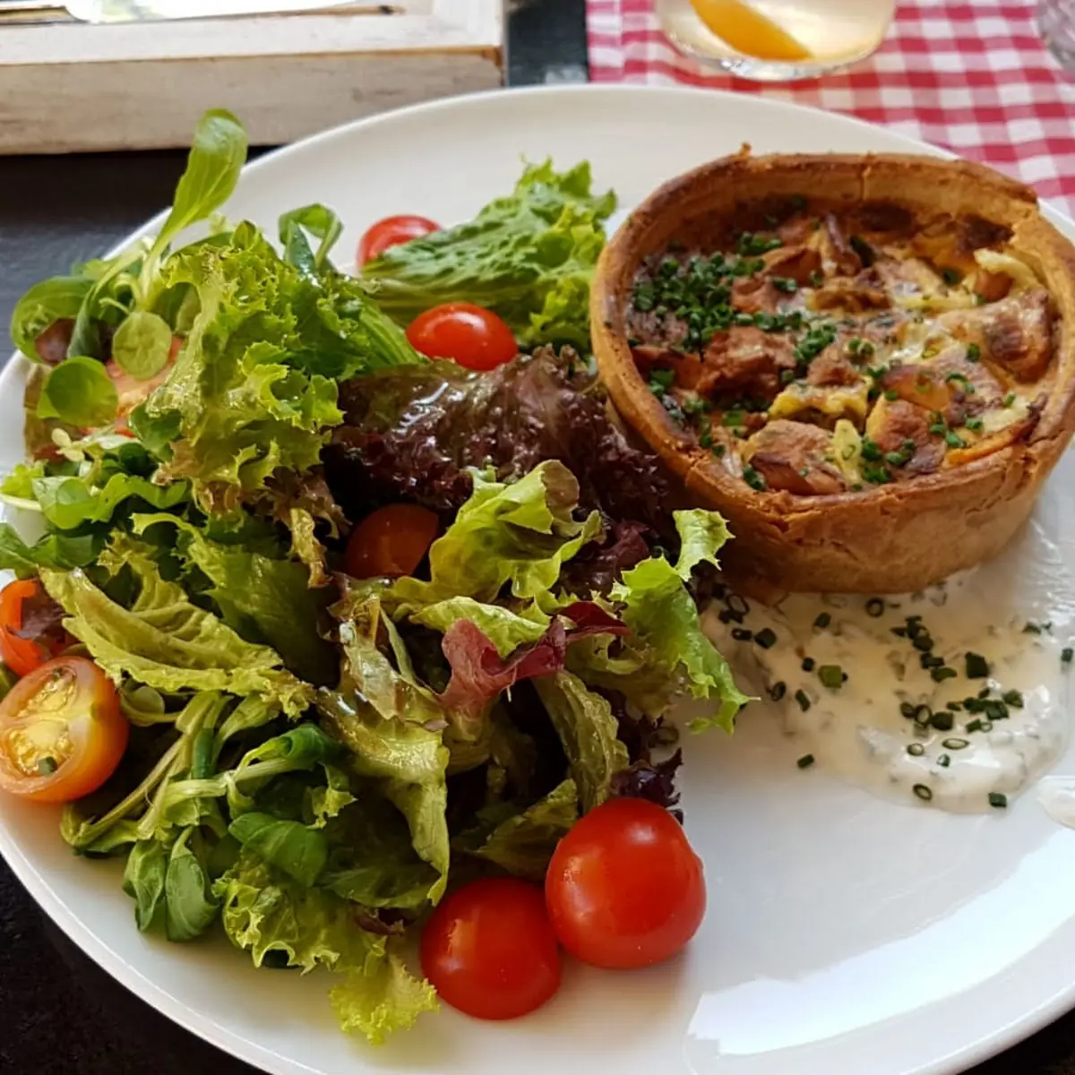 Lauwarme Eierschwammerl Quiche Mit Blattsalat Und Joghurt-kräuter Dip