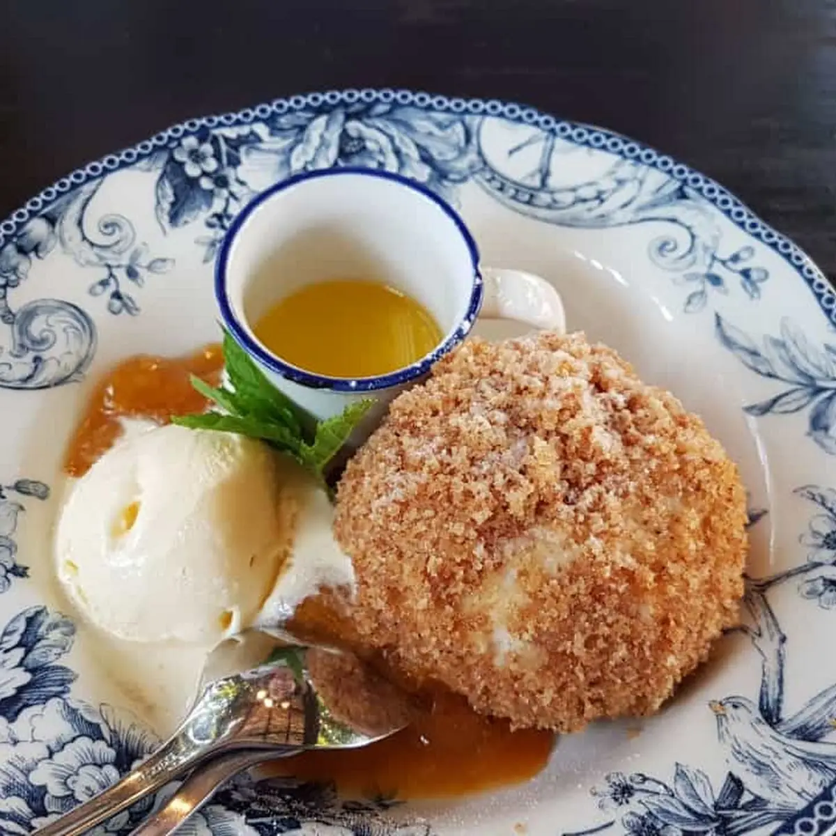 Marillenknödel Mit Lauwarmer Nussbutter Und Sauerrahm-vanille Eis