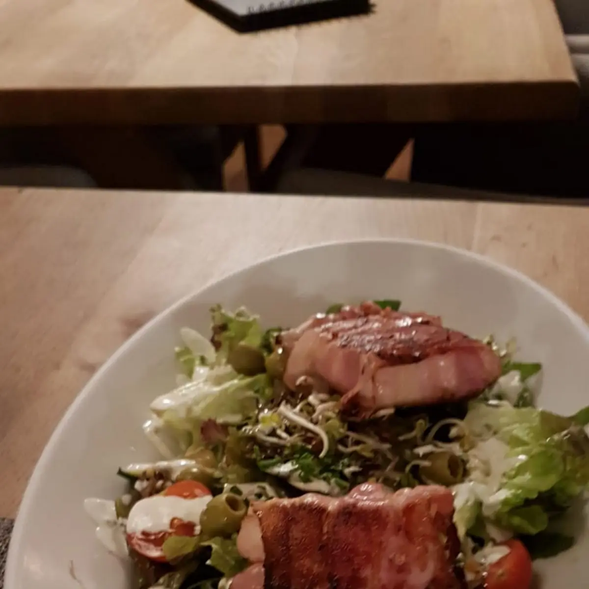 Schafbergsalat Schafskäse Im Knusprigem Speckmantel Bunter Salat