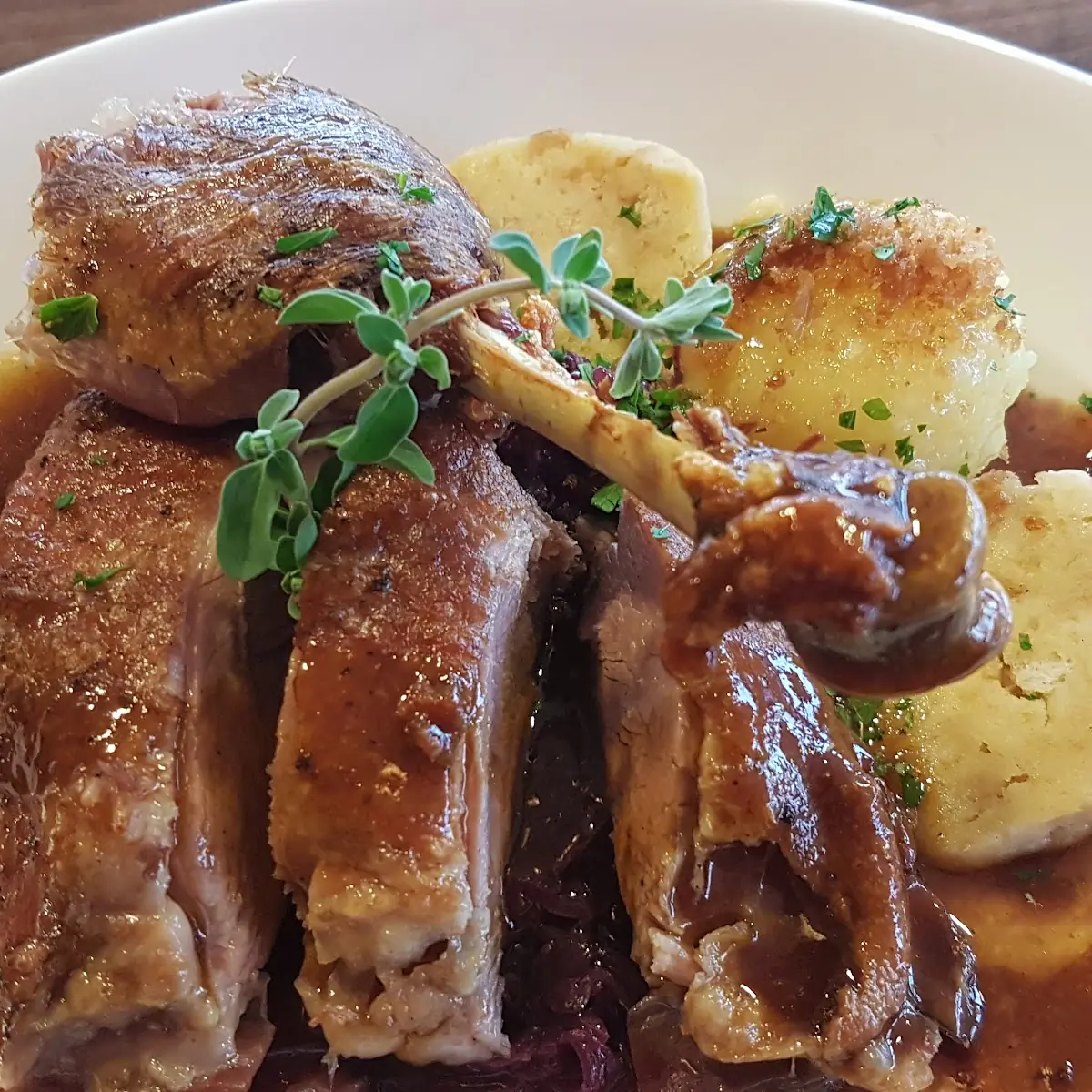 Gansl Mit Rotkraut Serviettenknödel Und Erdäpfelknödel