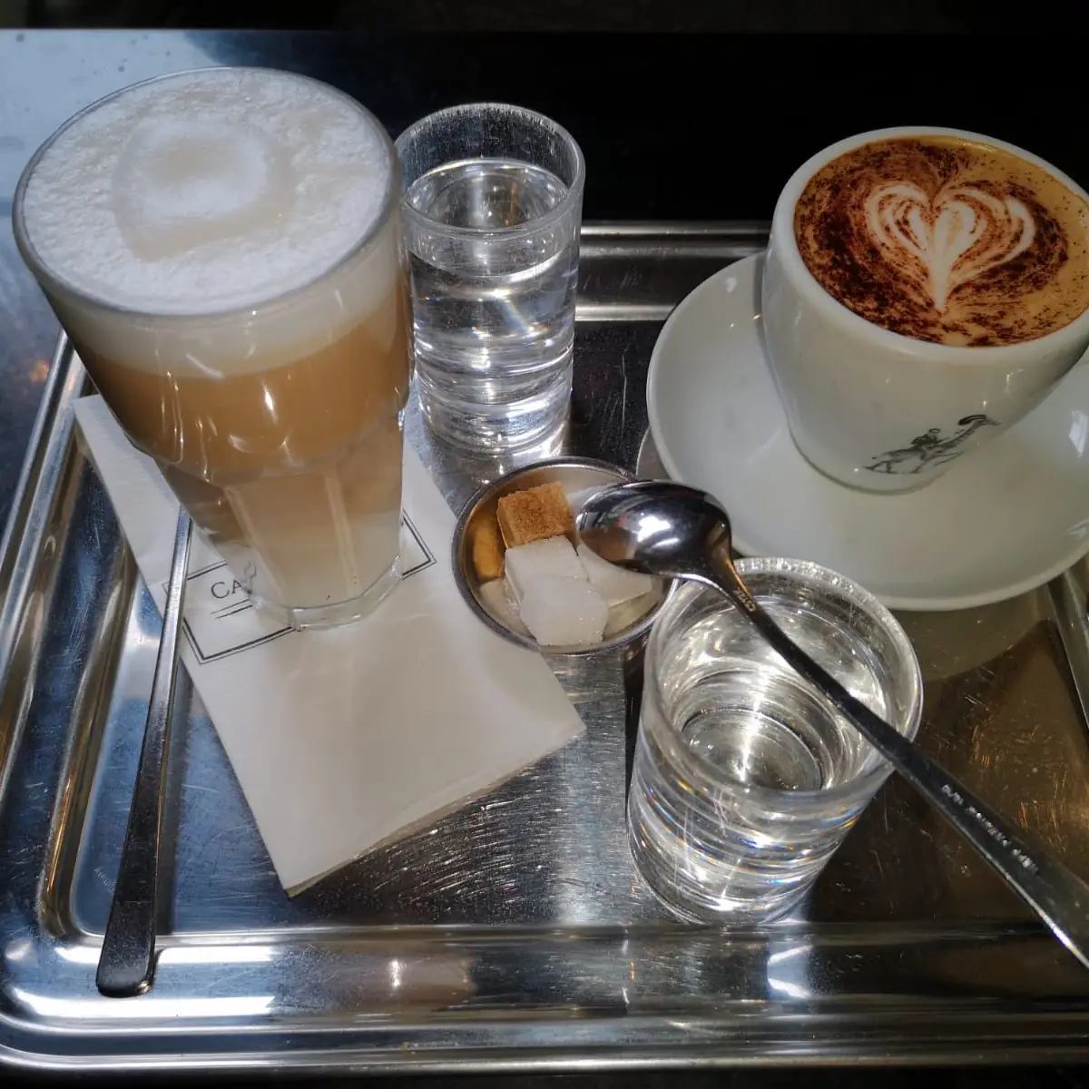 Latte Macchiato Und Cappuccino