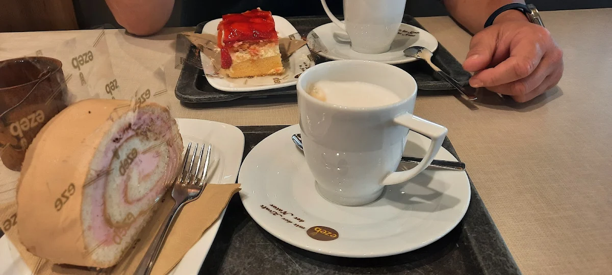 Cappuccino Und Xerdbeerroulade
