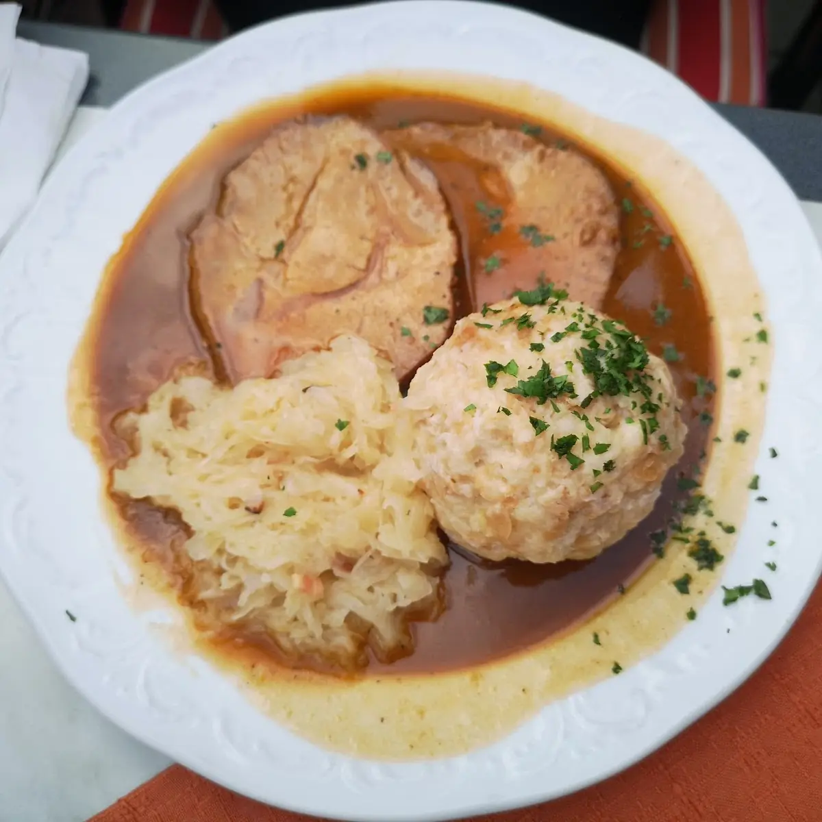 Schopfbraten Mit Sauerkraut Und Semmelknödel