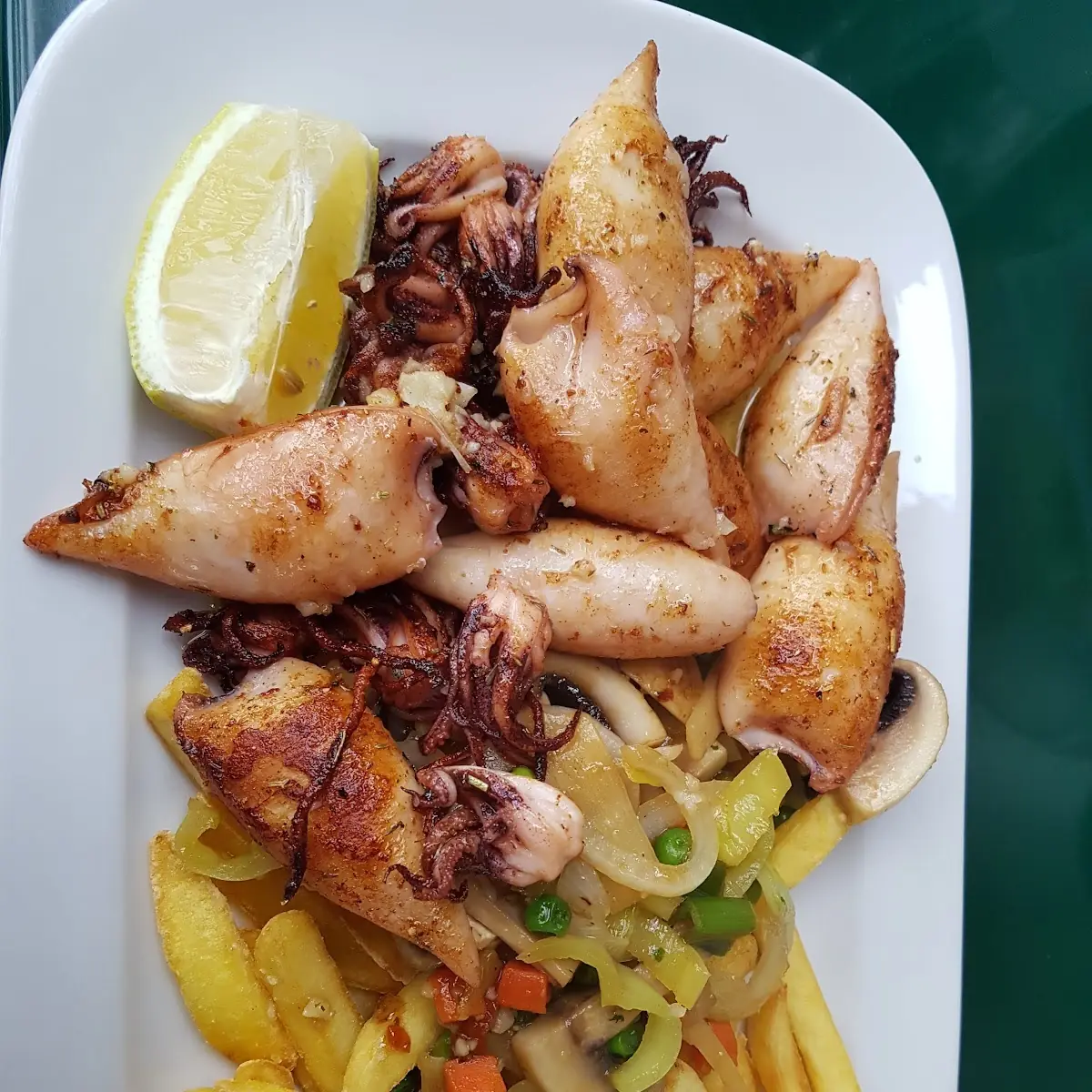 Calamari Gegrillt Auf Wunsch Mit Pommes