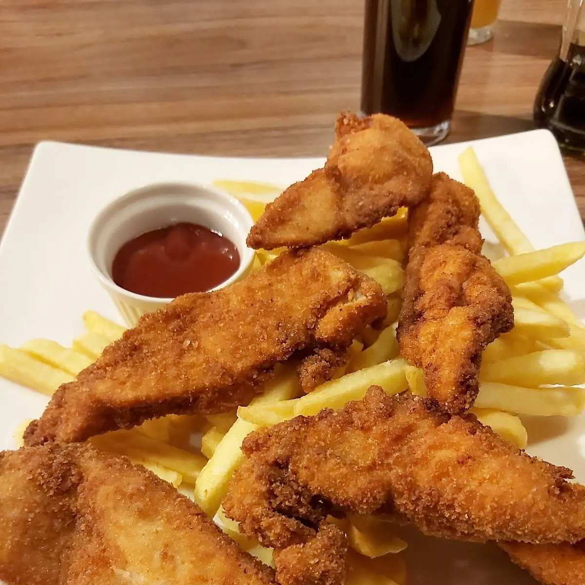 Gebackene Hühnerstreifen Mit Pommes Frites