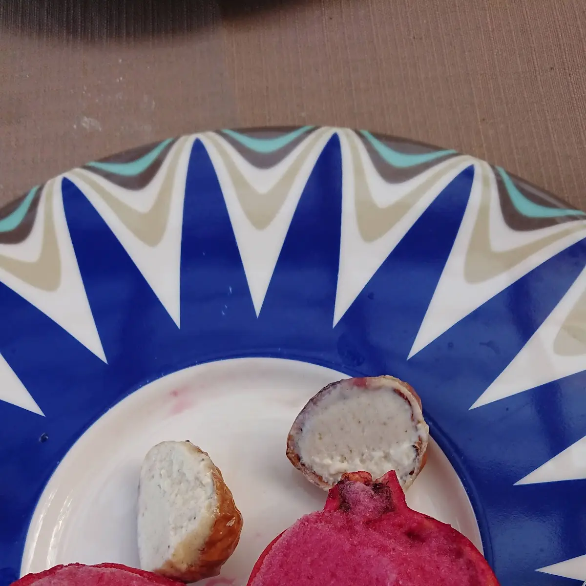 Walnuss-eis Mit Granatapfel-eis
