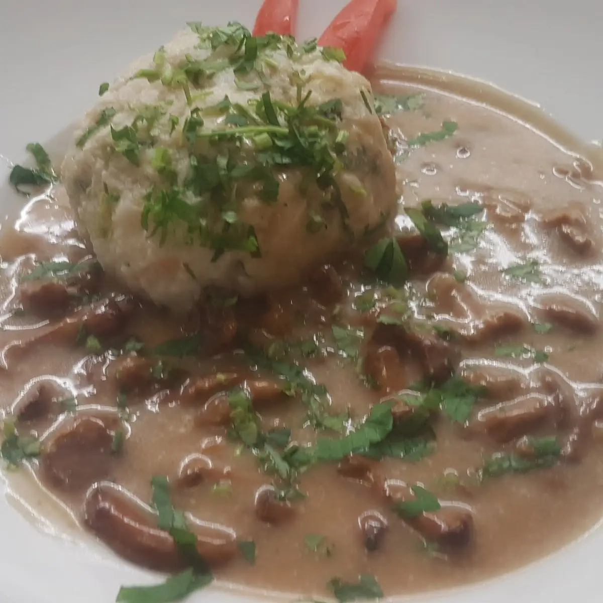 Eierschwammerlsauce Mit Semmelknödel