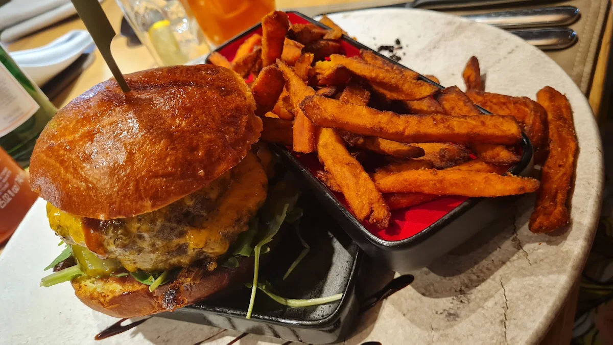 BBQ Beef Burger Mit Sweet Potato Fries