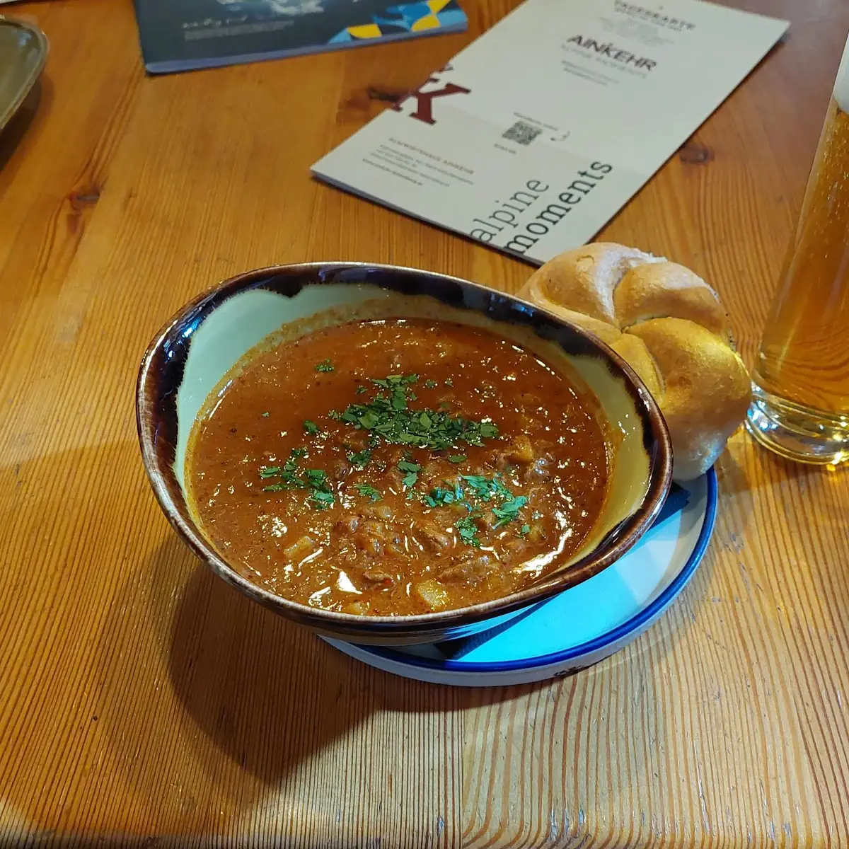 Feurige Hausgemachte Gulaschsuppe
