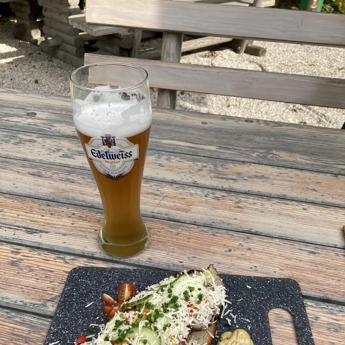 Saubrot Brot Mit Gebratenem Schweinefleisch Kren Und Gemüsegarnitur