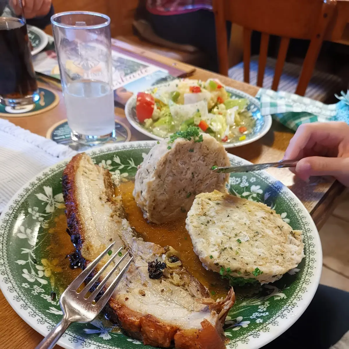 Schweinsbraten Mit Semmelknödel Und Stöcklkraut