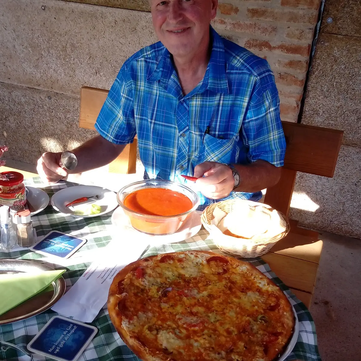 Ungarische Fischsuppe Und Pizza