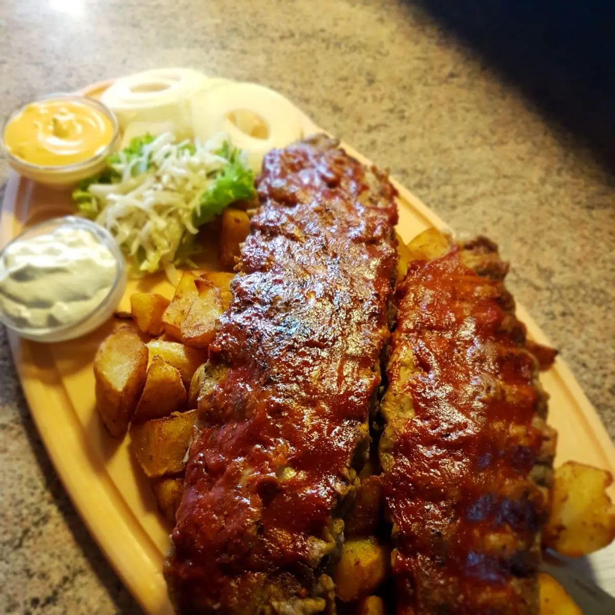 Spare Ribs Mit Braterdäpfeln & Saucen