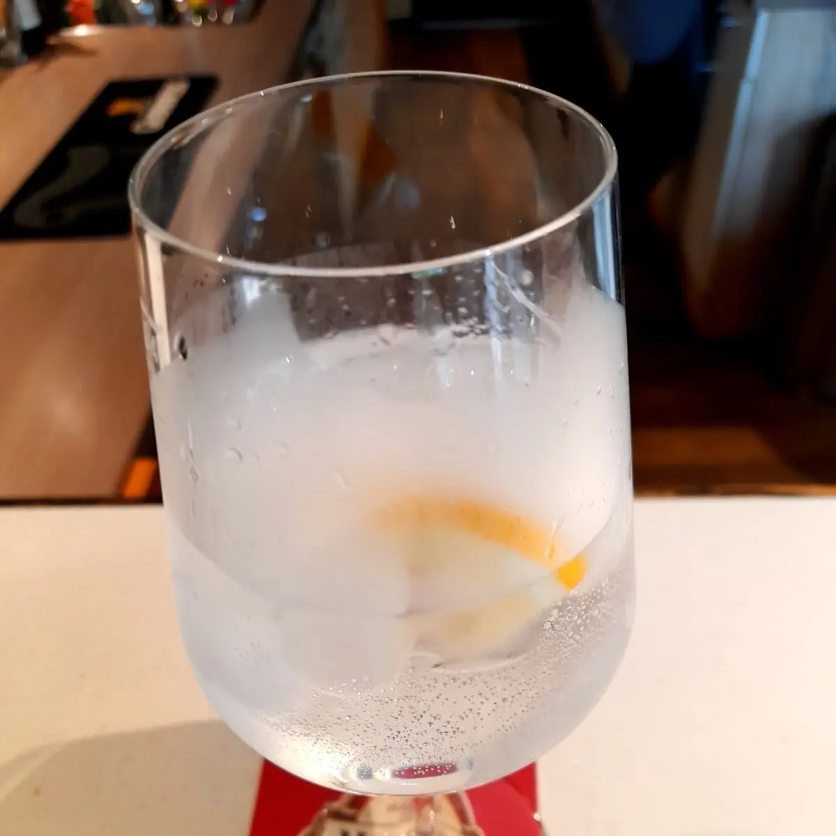 Tonic Water Mit Eis & Zitrone