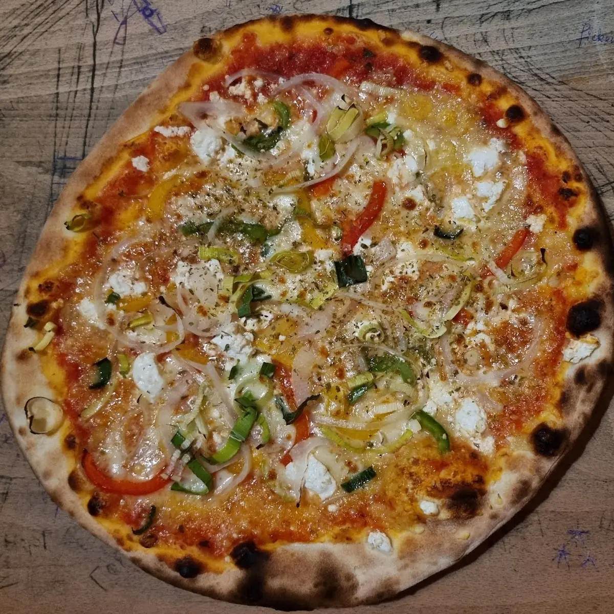 Kleine Bausatzpizza Mit Paprika Zwiebel Lauch Und 3 Käsesorten