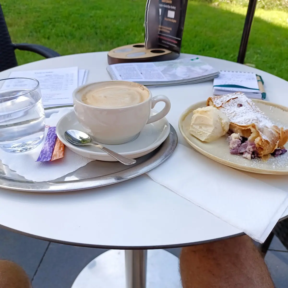 Apfelstrudel Mit Sahne Und Vanille Eis Sehr Zu Empfehlen