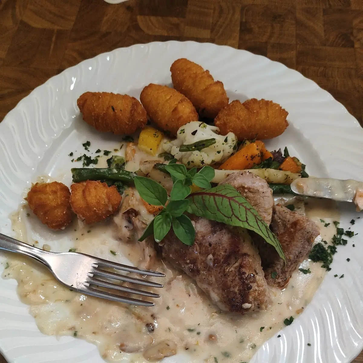 Schweinefilet Auf Pilz Soße Mit Gemüse Und Kroketten