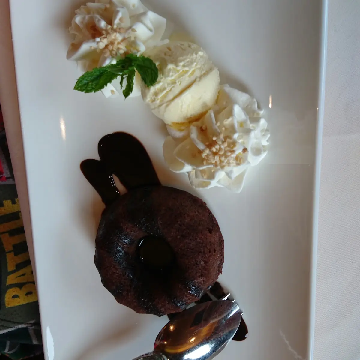 Schokogugelhupf Mit Vanilleeis Und Schlagobers