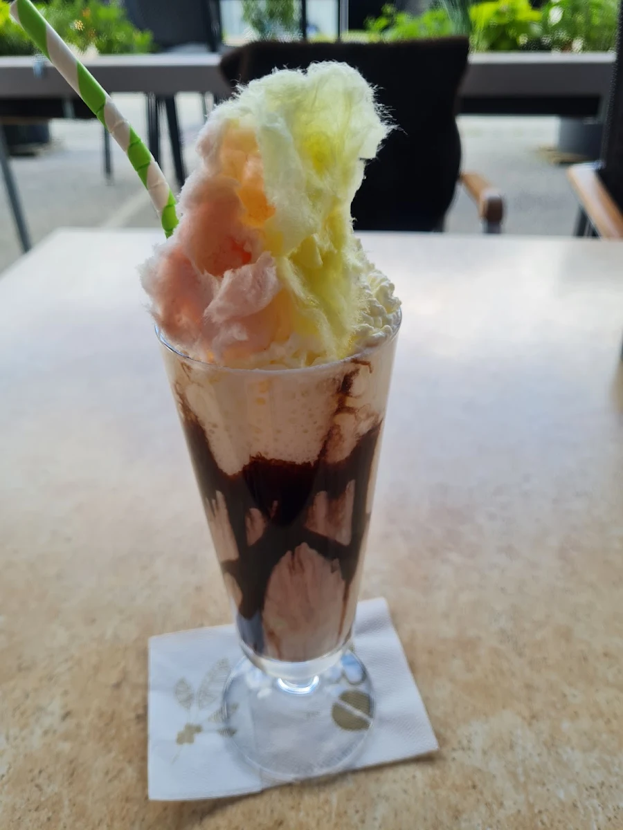 Bananenfrapee Mit Einer Zuckerwatte Als Topping