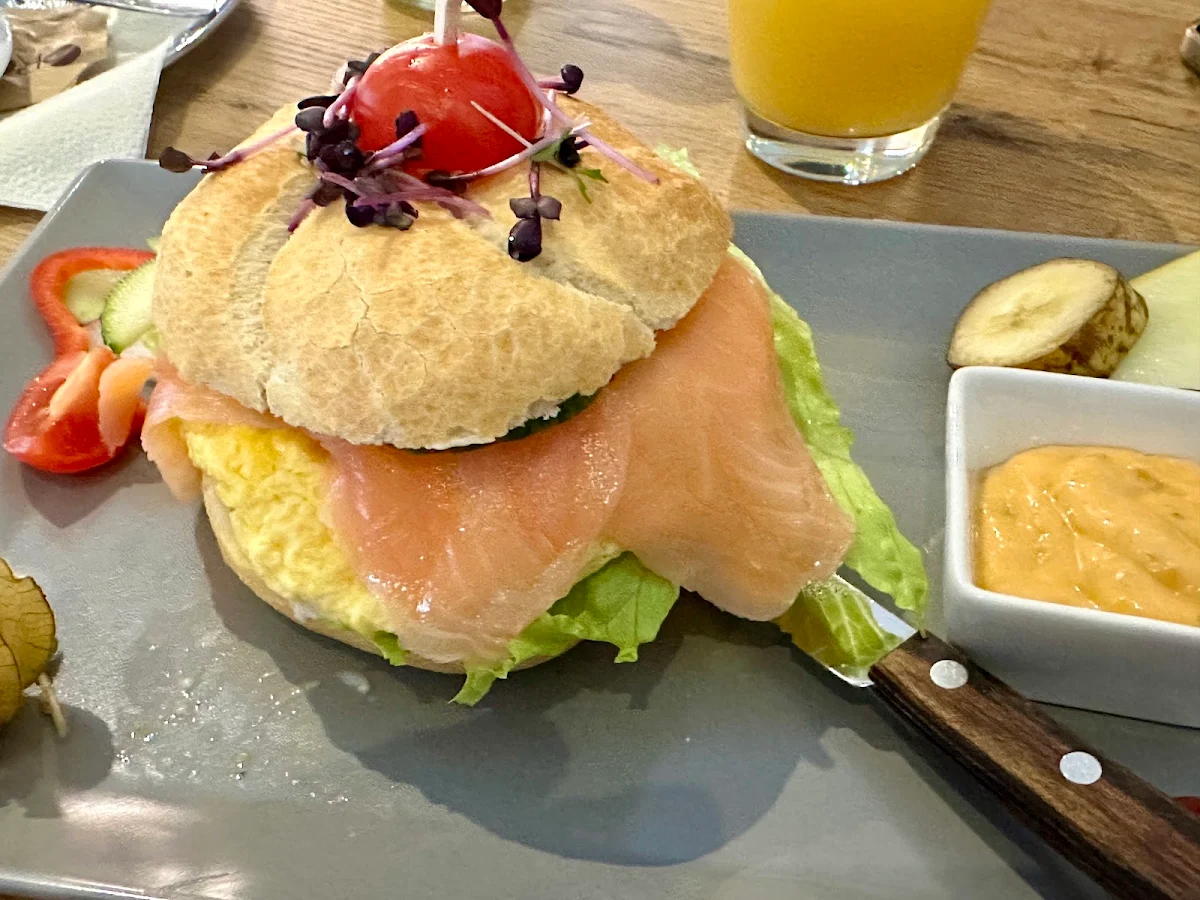 Lachsburger Mit Ei