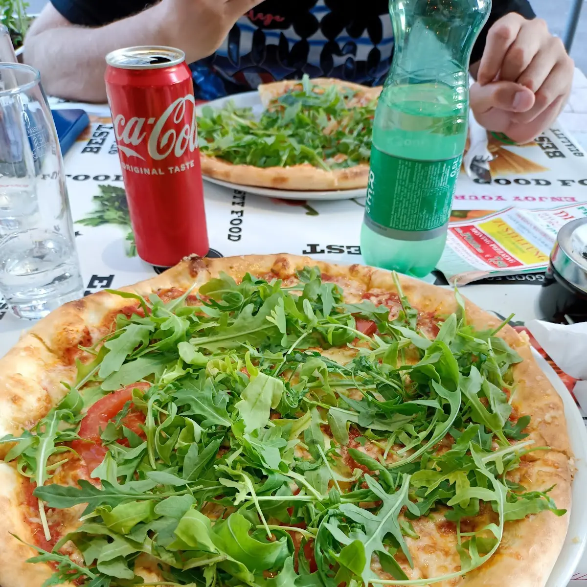Rucola Mozzarella Pizza