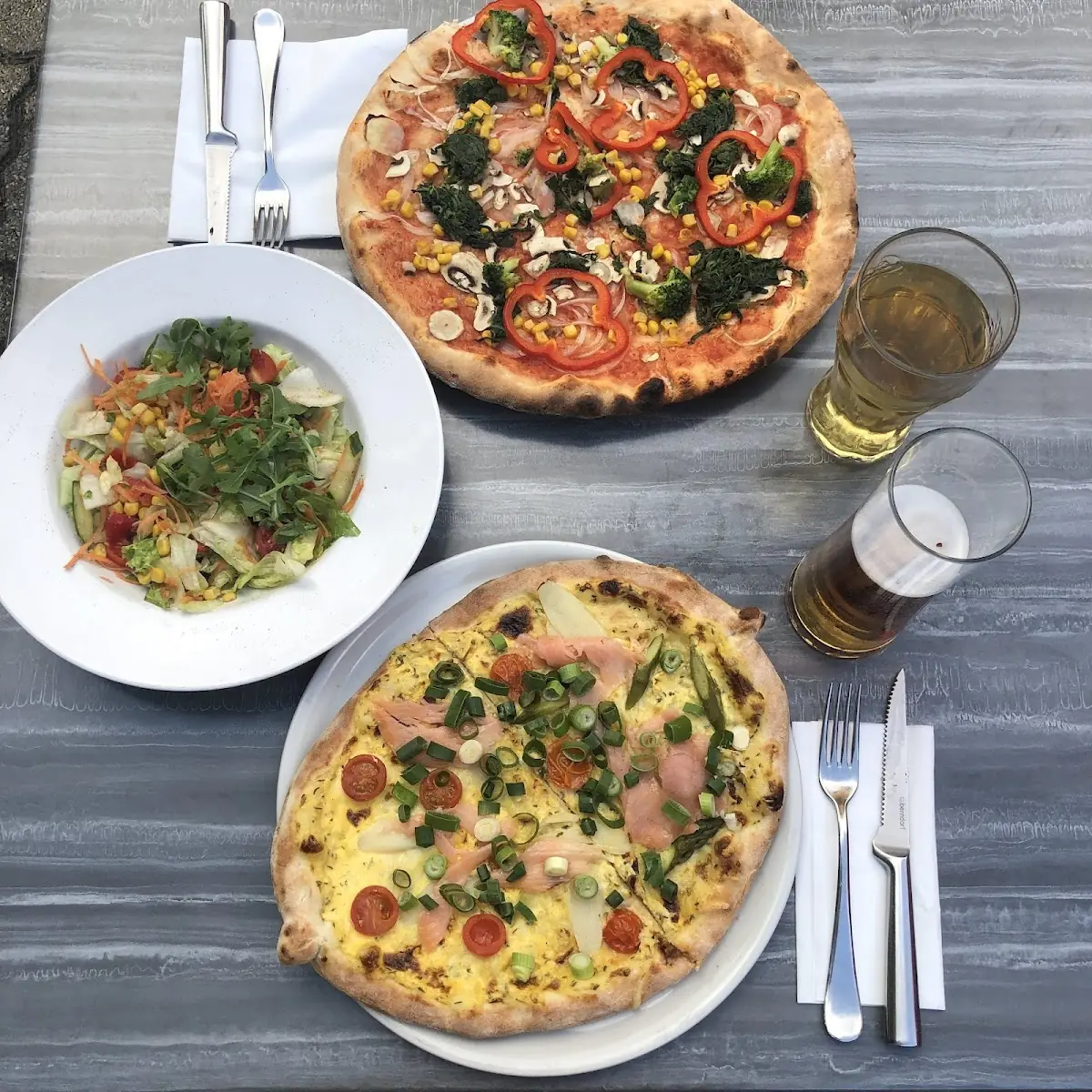 Pizzaschiffchen Mit Lachs Und Spargel Gem Salat Vegane Pizza Primavera