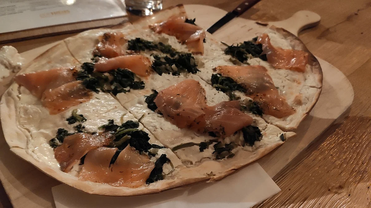 Flammkuchen Mit Lachs Und Spinat