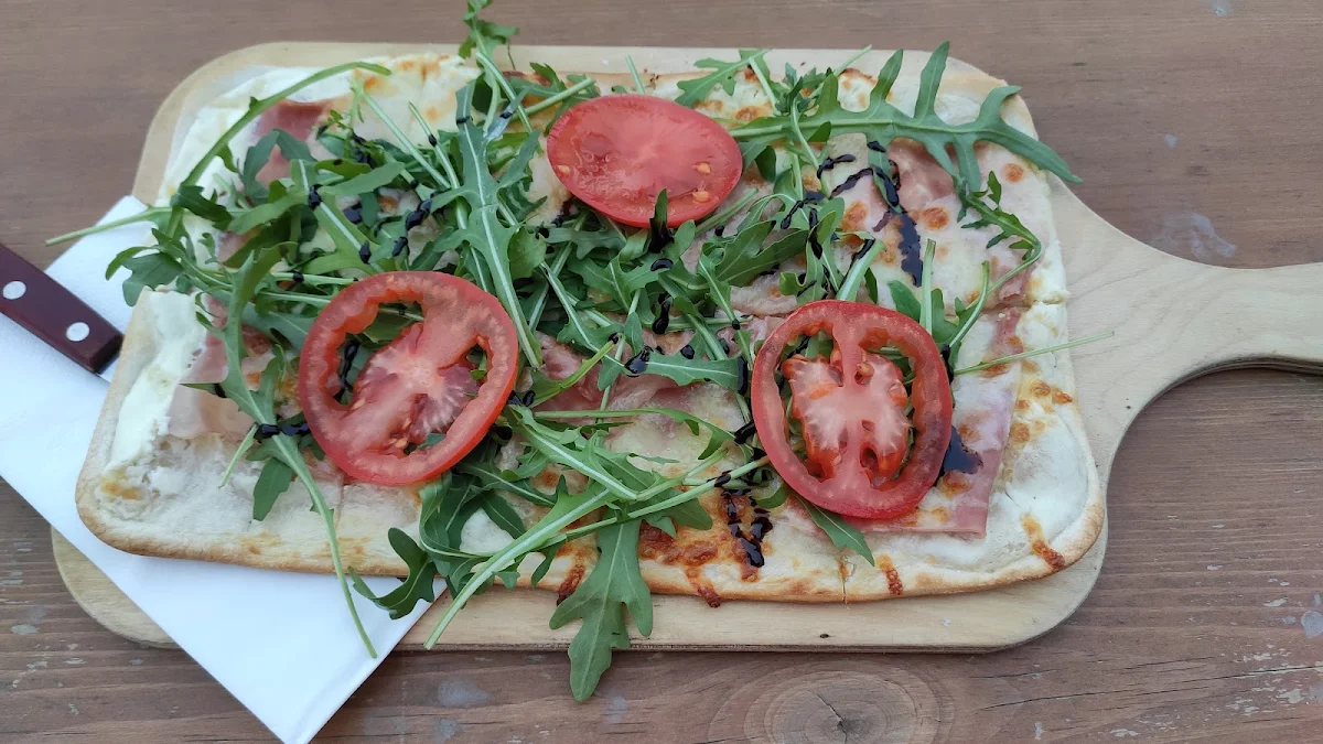 Flammkuchen Mit Proschutto Rucola Und Tomaten