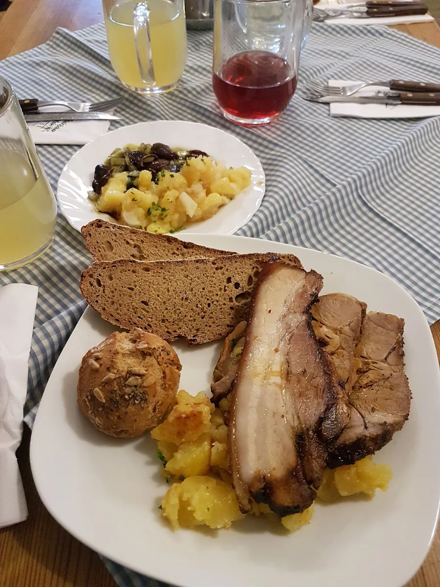 Brüstel Schweinsbraten Mit Bratkartoffeln