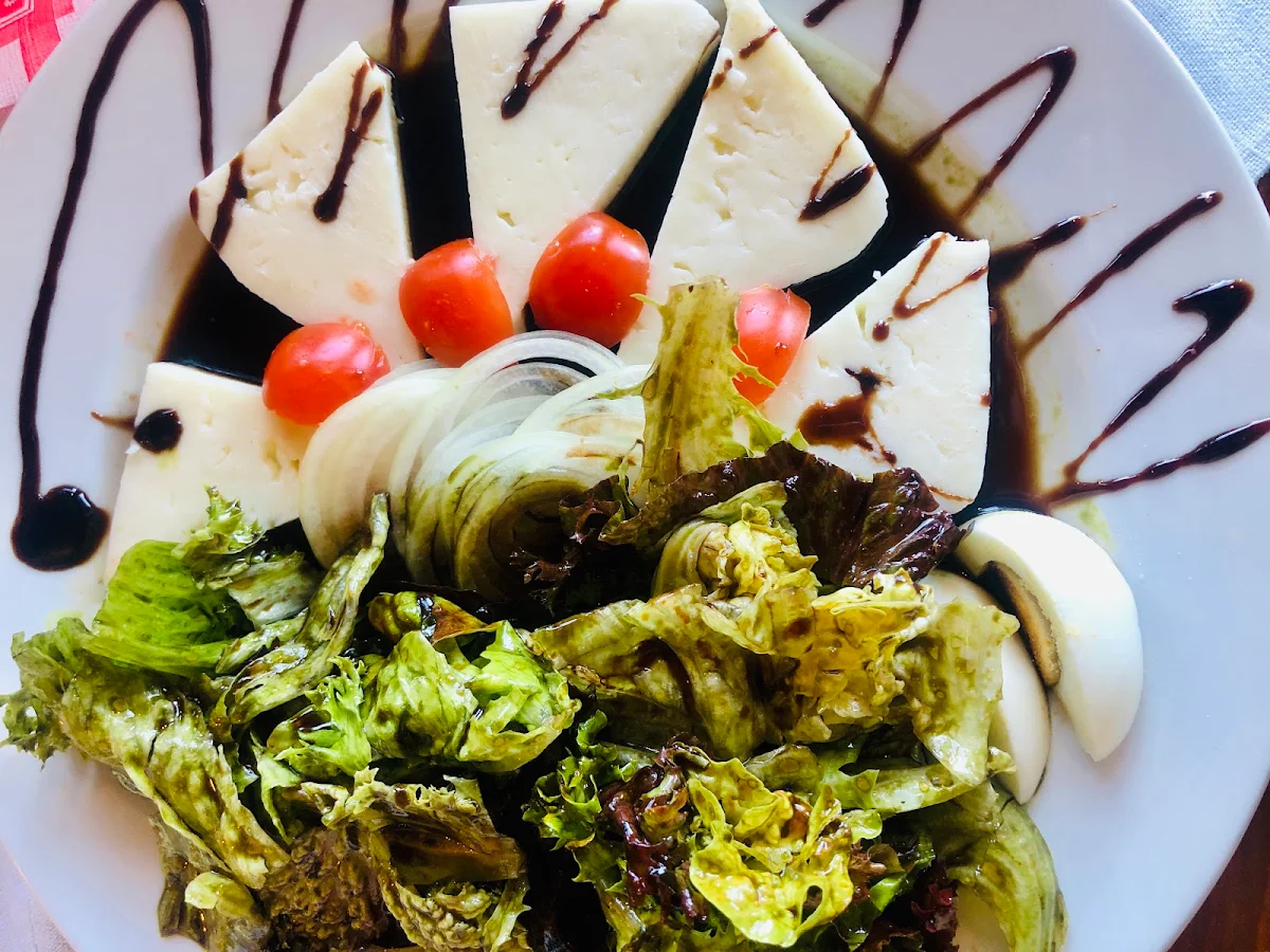 Schafskäsesalat