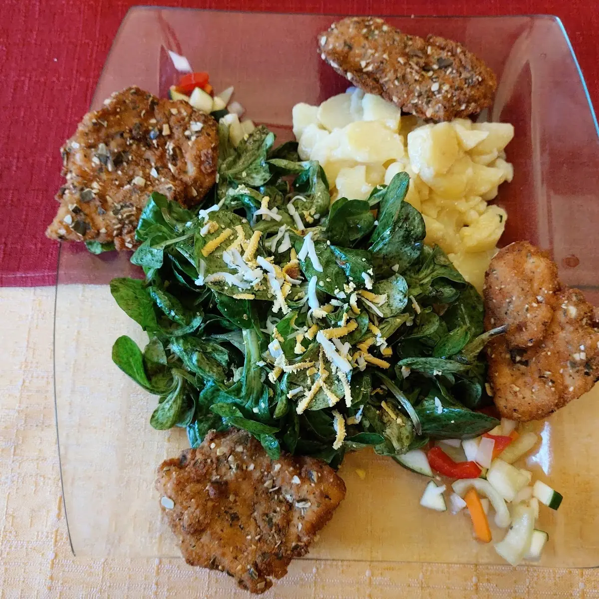 Gebackene Hühnerfiletstreifen In Kürbiskernparnier Auf Vogerl Kartoffelsalat