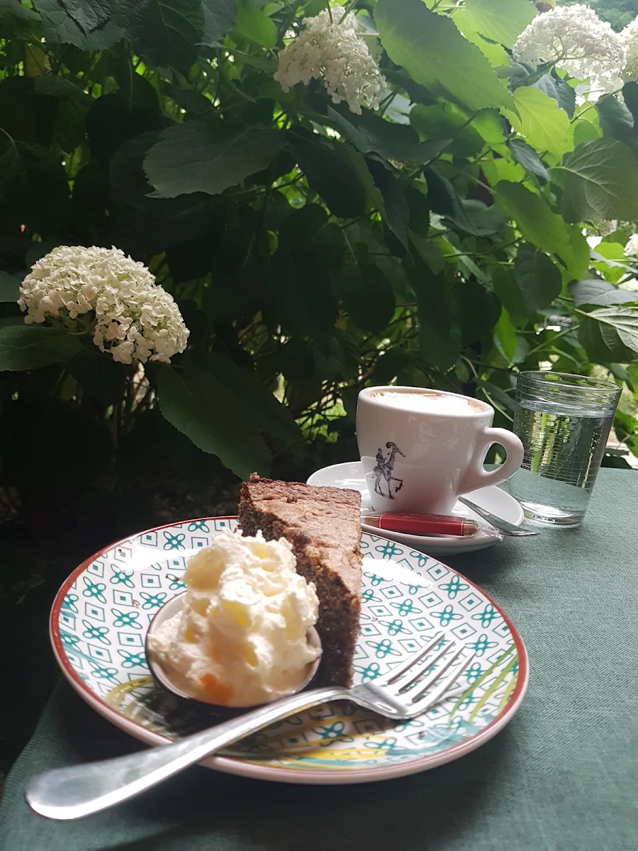 Herrliche Mohntorte In Idyllischem Cafe