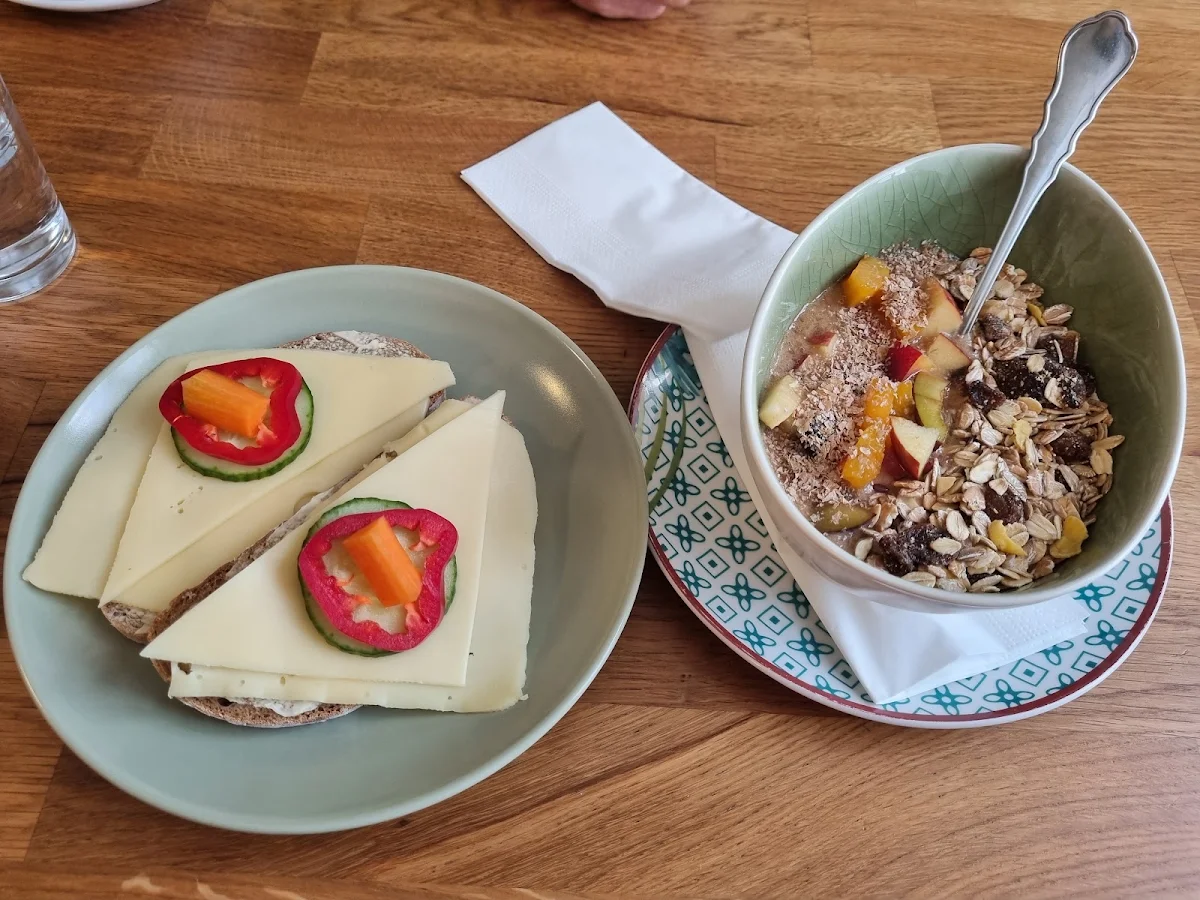 Käsebrot Und Smoothiebowle
