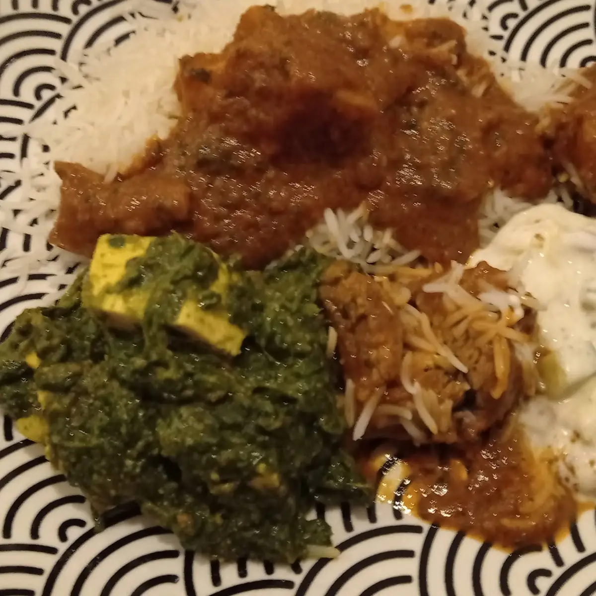 Mega Lamm Vindaloo Palak Paneer Mit Raita Und Reis