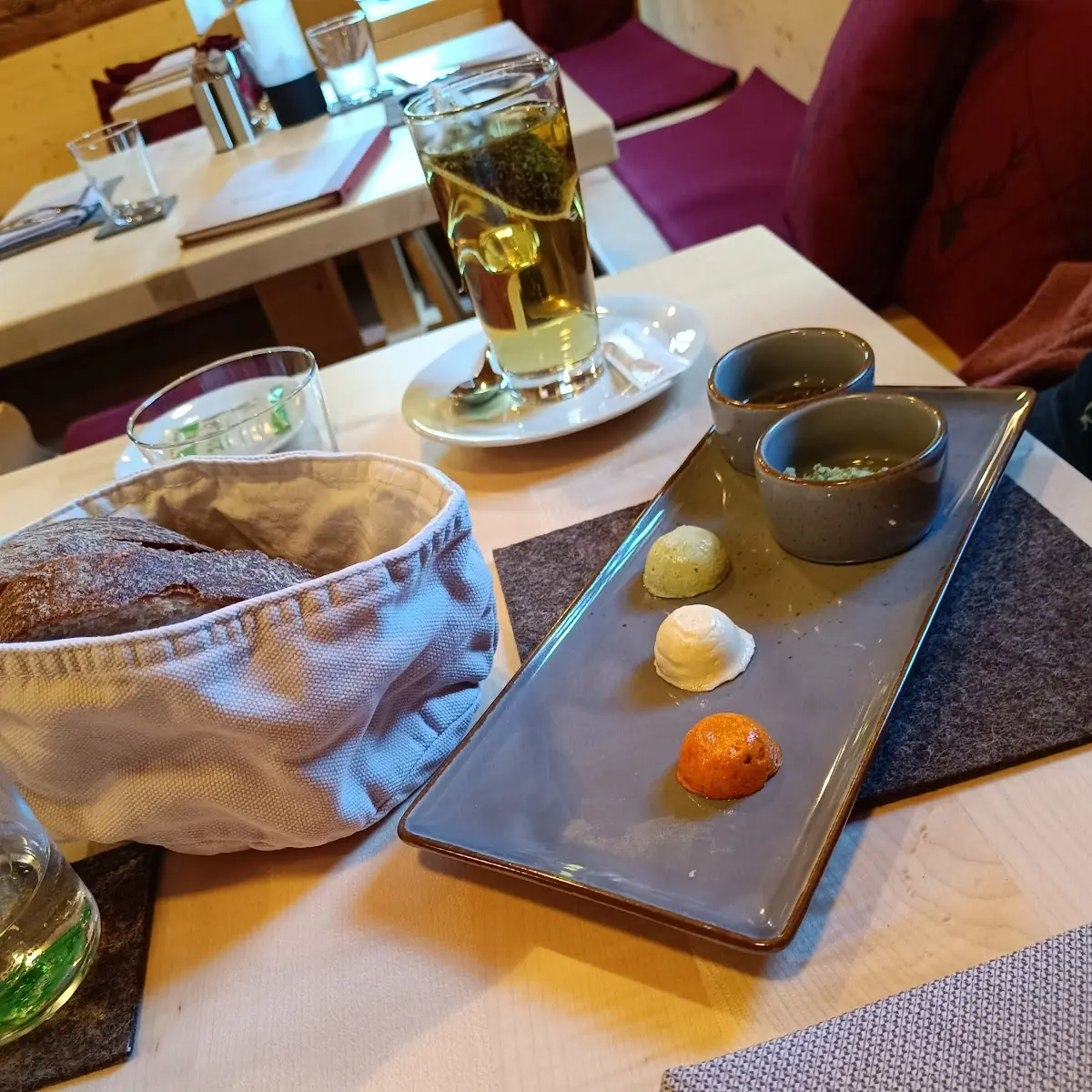 Krustenbrot Mit 3 Verschiedenen Butter