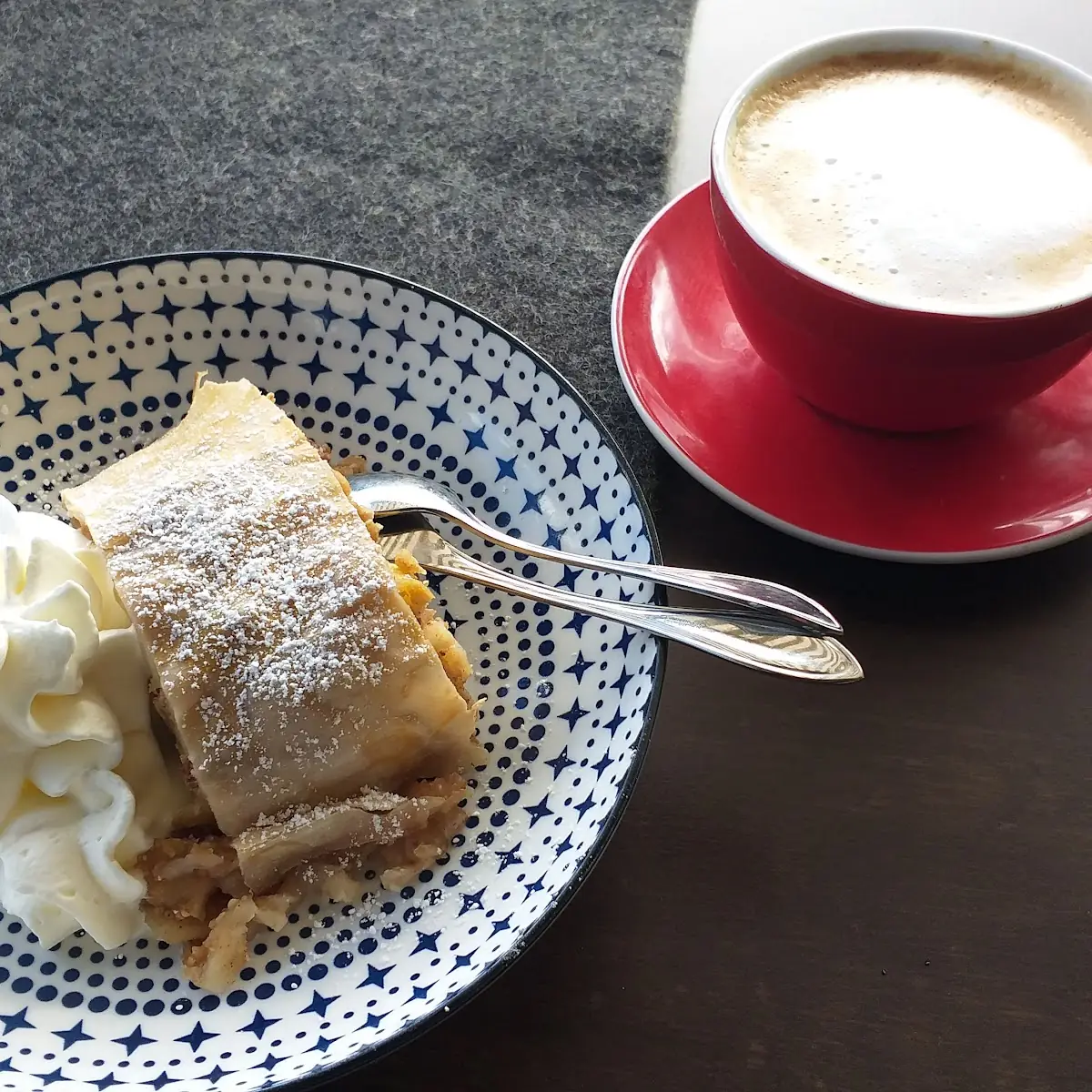 Bester Apfelstrudel Und Cappuccino